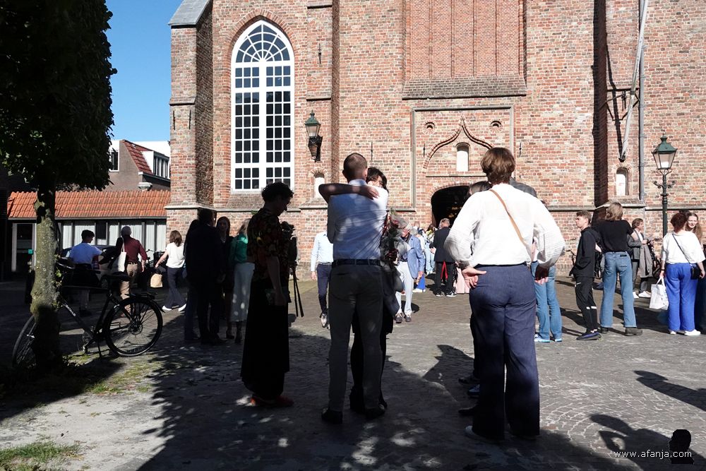 felicitaties op het plein voor de kerk