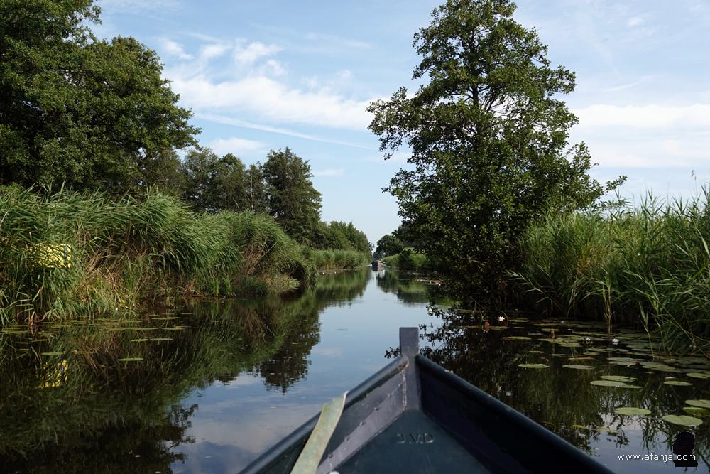 in de verte nadert een tegenligger