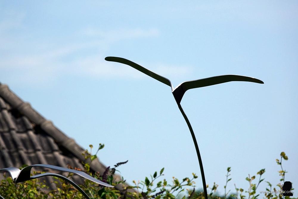 close-up van één van de metalen vogels