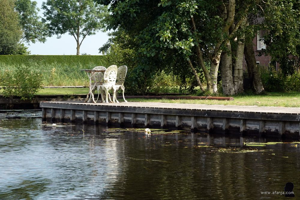 een mooi zitje aan de waterkant