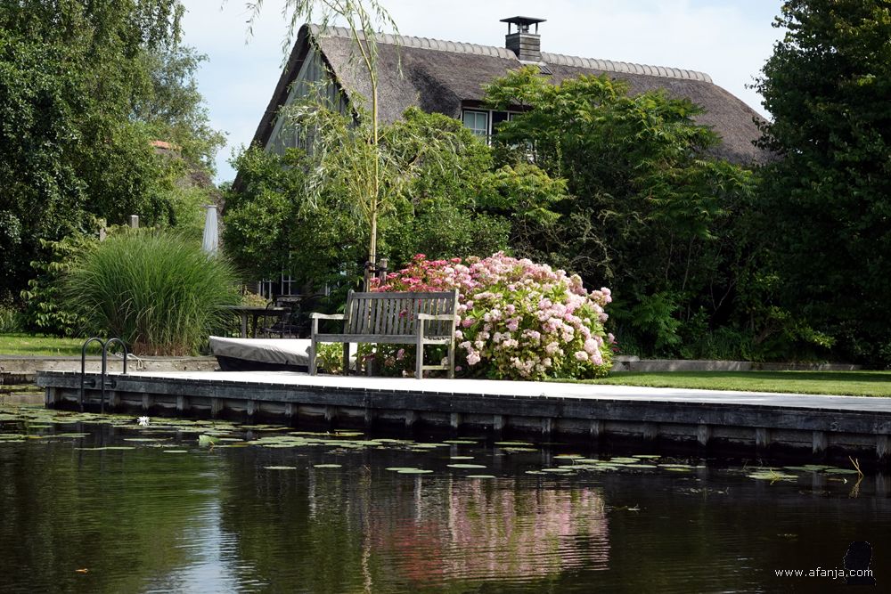 een houten bankje aan de waterkant