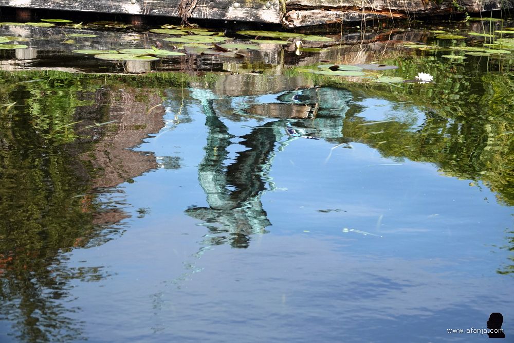 weerspiegeling van het standbeeld 'de Baggeraar'