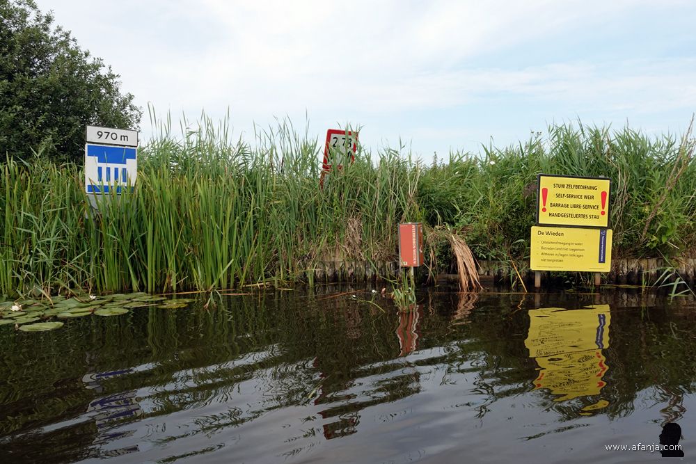 borden wijzen op de nadering van een zelfbedieningsstuw