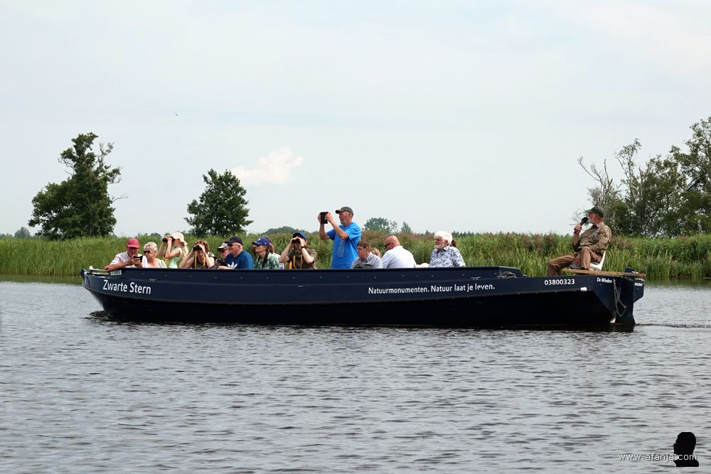 de rondvaartboot 'Zwarte stern' van Natuurmonumenten, de gids geeft uitleg