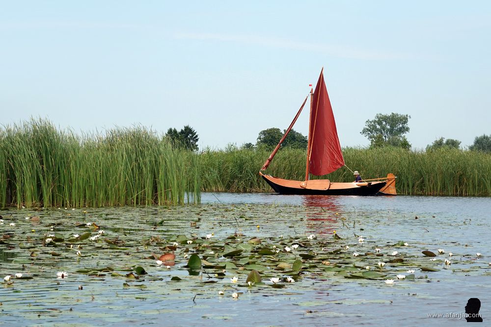 een authentieke zeilpunter verlaat de Beulakerwijde