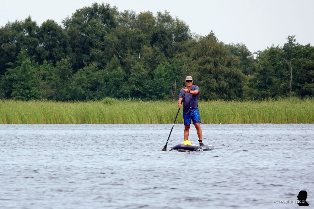 op grote afstand van de vrouw staat een suppende mand op zijn plank