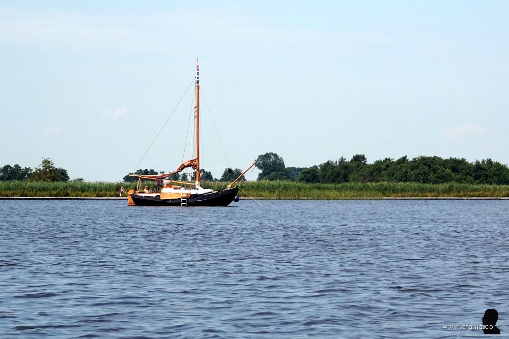 een zeilboot ligt voor anker