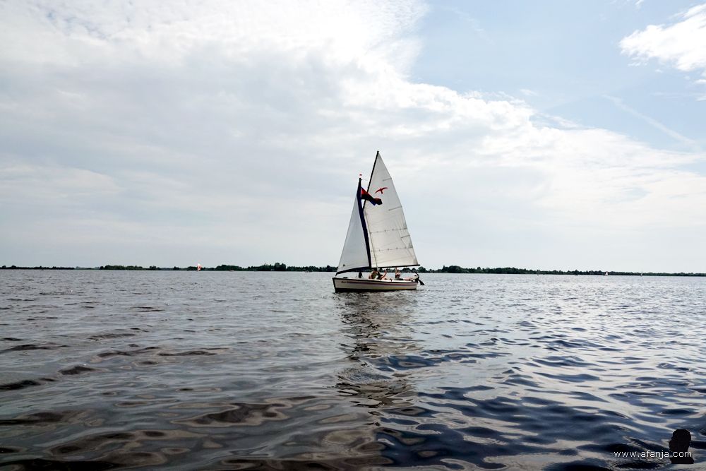 een zeilboot (valk) op de Beulakerwijde