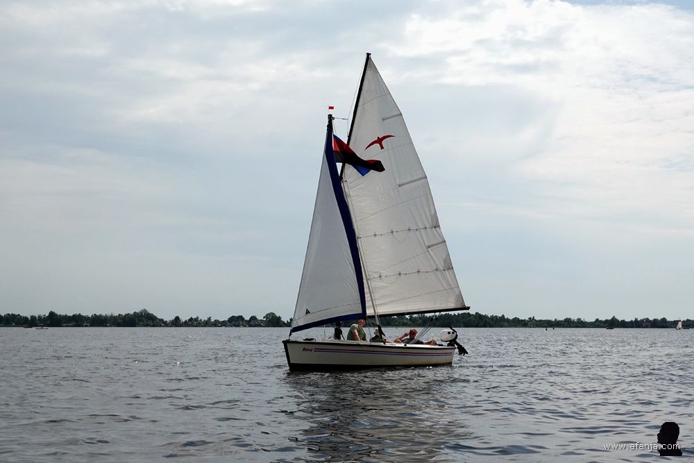 een zeilboot (valk) op de Beulakerwijde