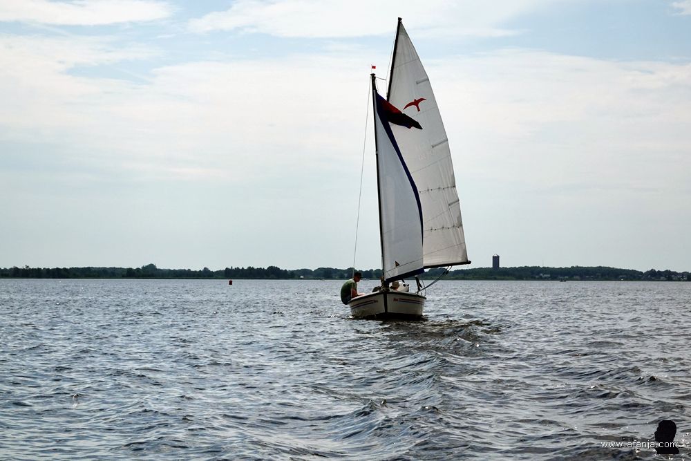 een zeilboot (valk) op de Beulakerwijde