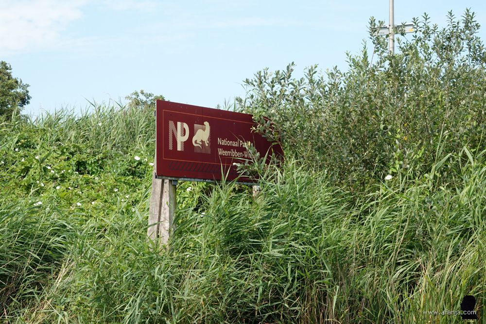 bord 'Nationaal Park Weerribben-Wieden' langs de waterkant