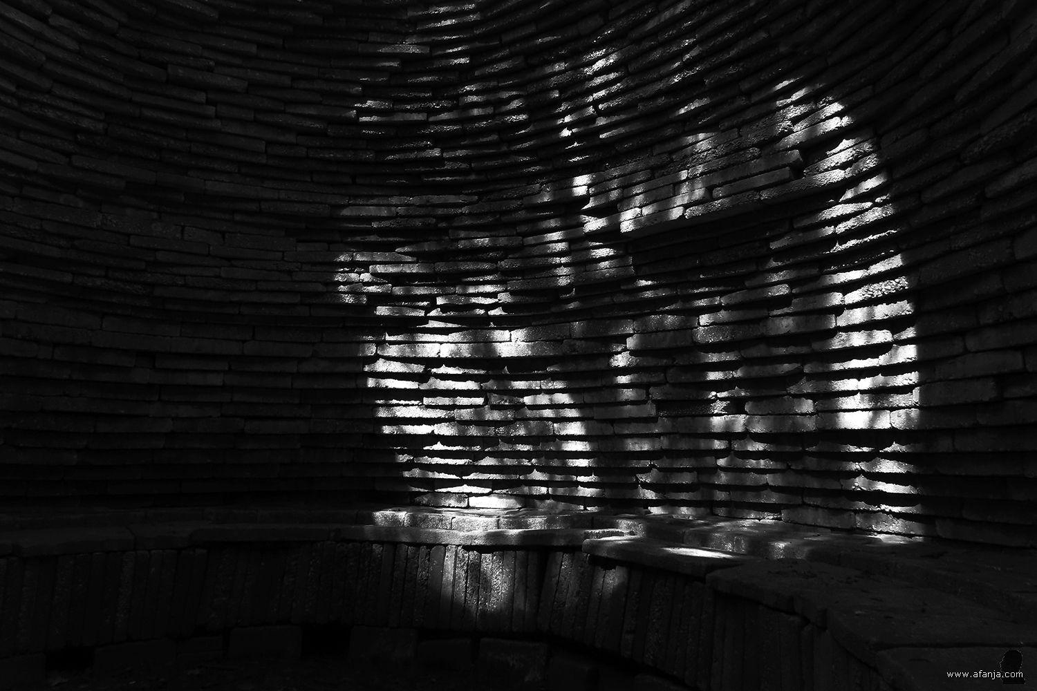 een ovale lichtvlek met schaduwen in de Ecokathedraal