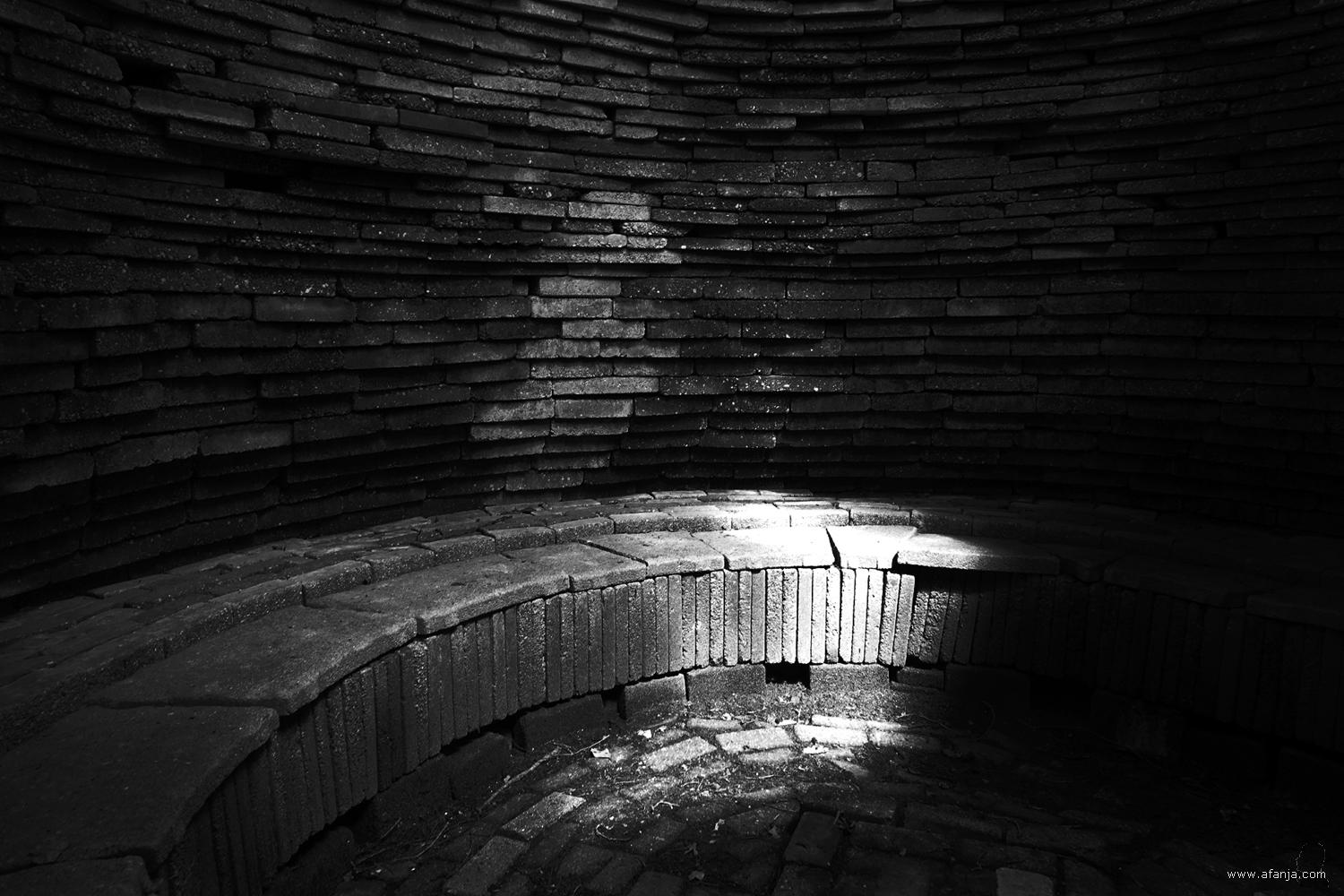 zonlicht valt van bovenaf naar binnen in een bouwwerk in de Ecokathedraal