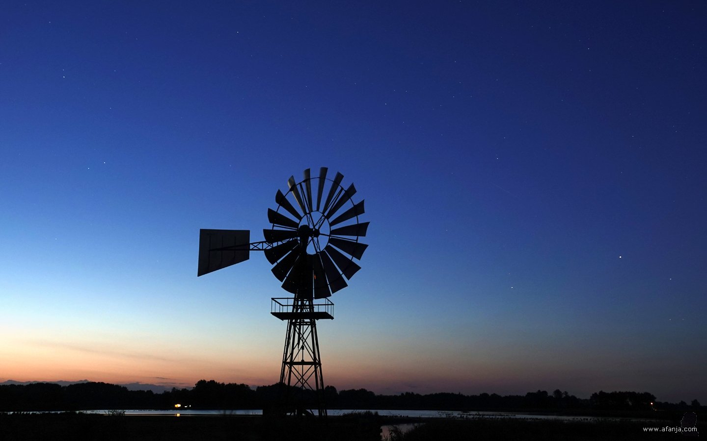 de windmotor na zonsondergang
