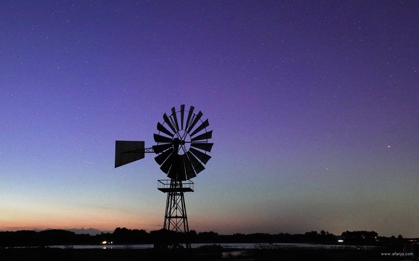 het silhouet van de windmotor in de Jan Durkspolder met op de achtergrond poollicht