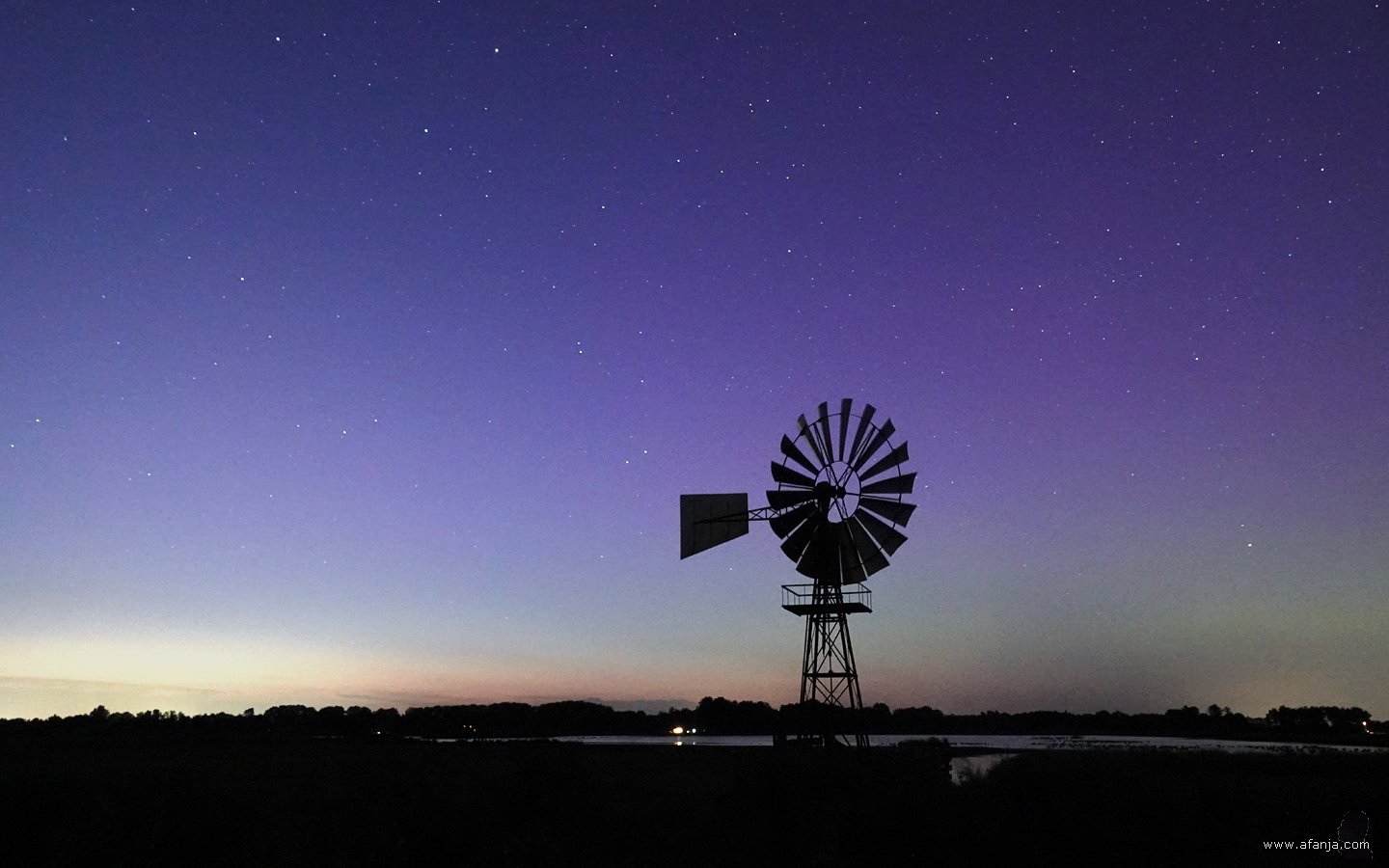 het silhouet van de windmotor in de Jan Durkspolder met op de achtergrond poollicht