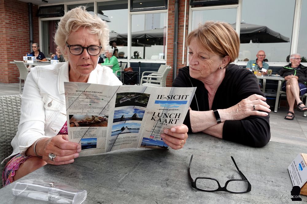 Jetske en Aafje bestuderen de kaart