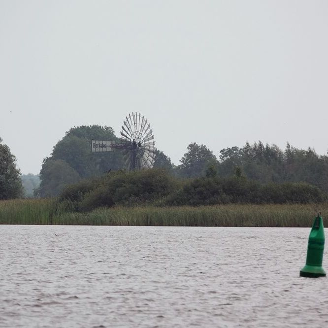 aan de overkant van de Wijde Ee draaide de windmotor De Veenhoop fier in het rond