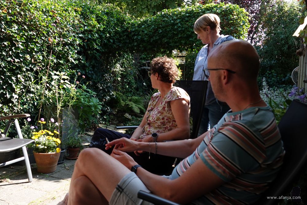 alle ogen gaan in de richting van de bloemen in de hoek van het terras