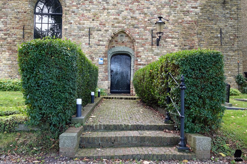 het pad naar de ingang van de kerk