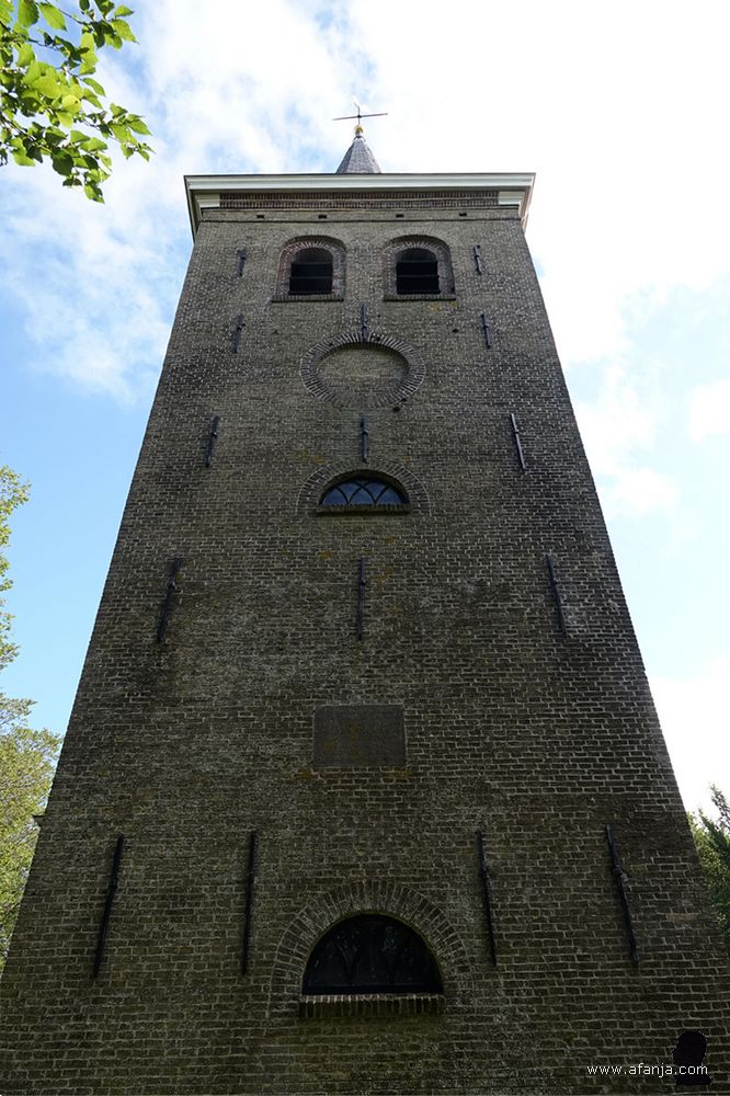 de spitstoren van de kerk dateert uit 1857/1858