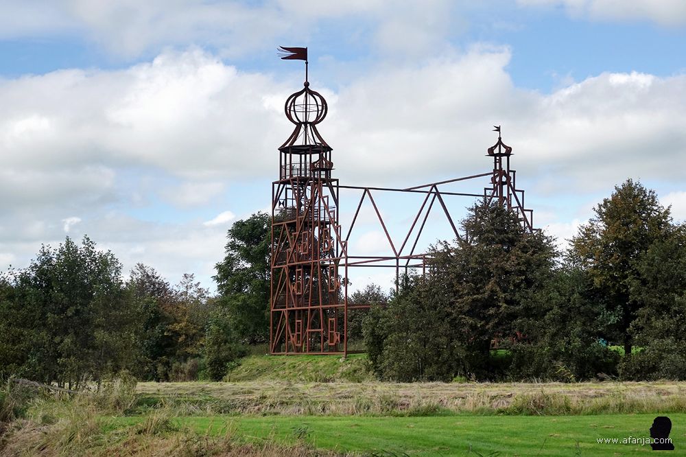 tegenover de Mariakerk staat de reconstructie van Uniastate