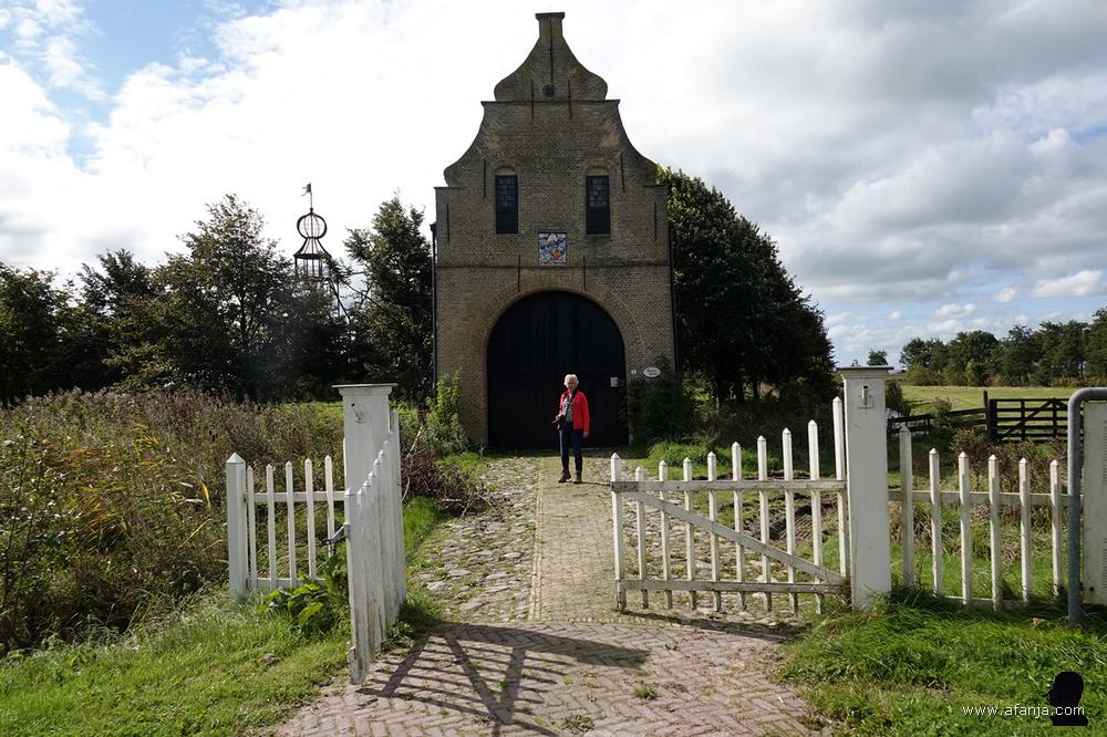 mijn fotomaatje komt terug van de gesloten poort van Uniastate