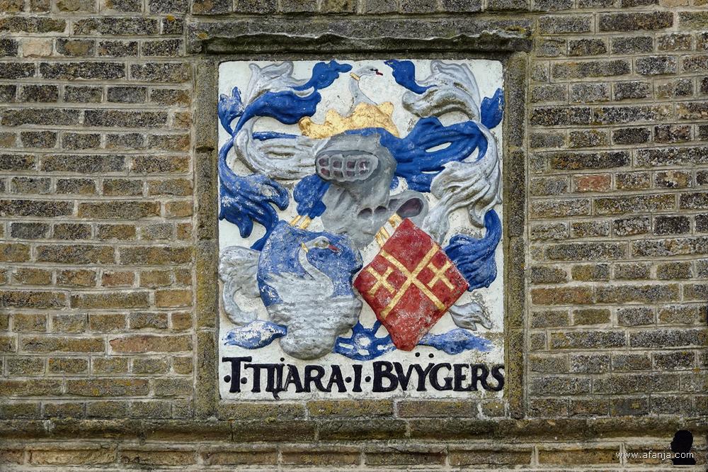 het alliantiewapen 'Tyara en Buygers' op het poortgebouw van Uniastate