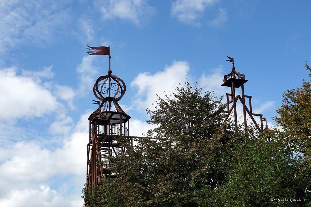 Uniastate gaat schuil achter de bomen