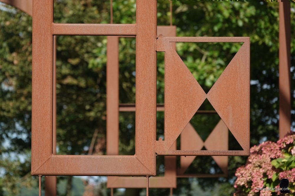 detail van een groot object van cortenstaal