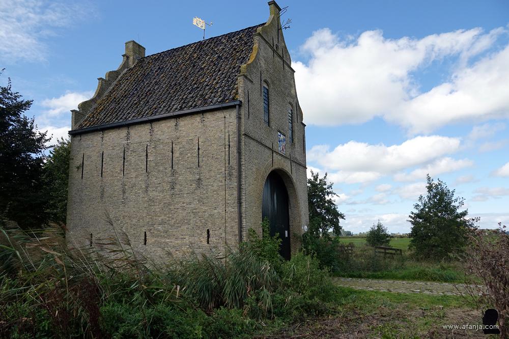 het originele poortgebouw van Uniastate uit 1616