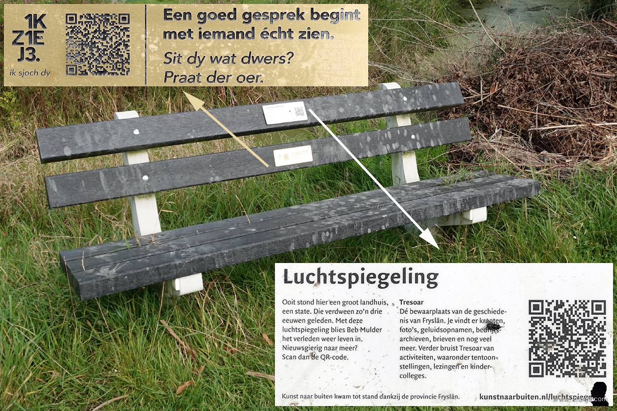 een bankje bij de ingang van Uniastate met twee bijzondere QR-codes