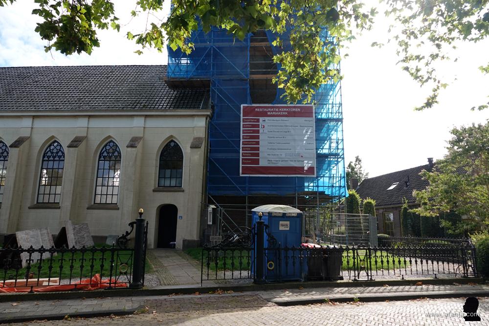 de toren van de Mariakerk in Mantgum staat in de steigers