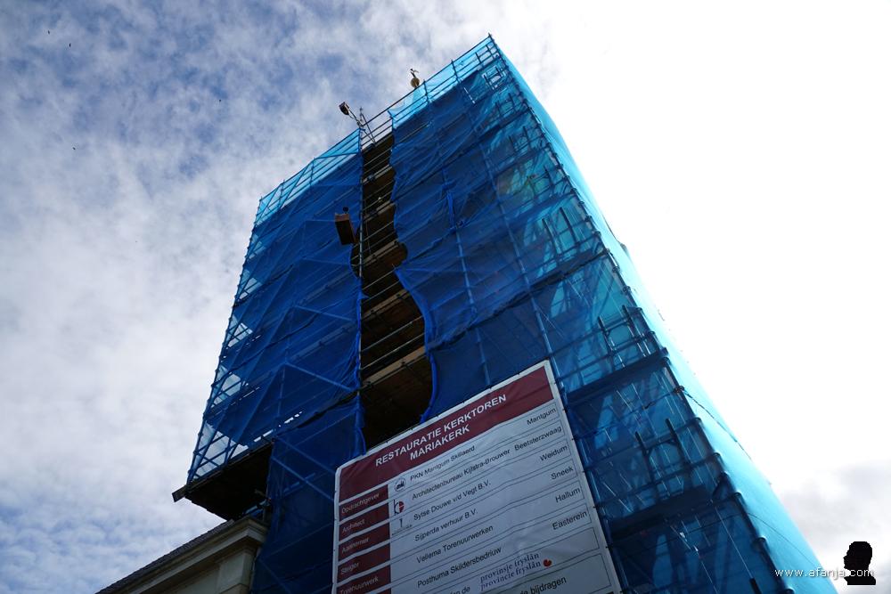 de ingepakte kerktoren in Mantgum