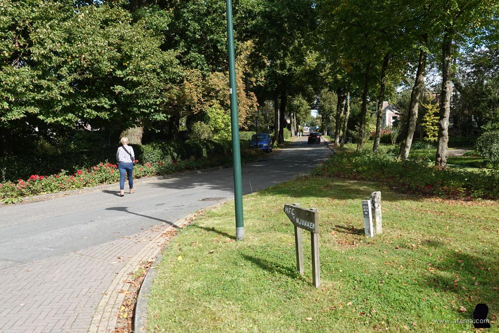 Jetske loopt terug naar de terp om de auto op te halen