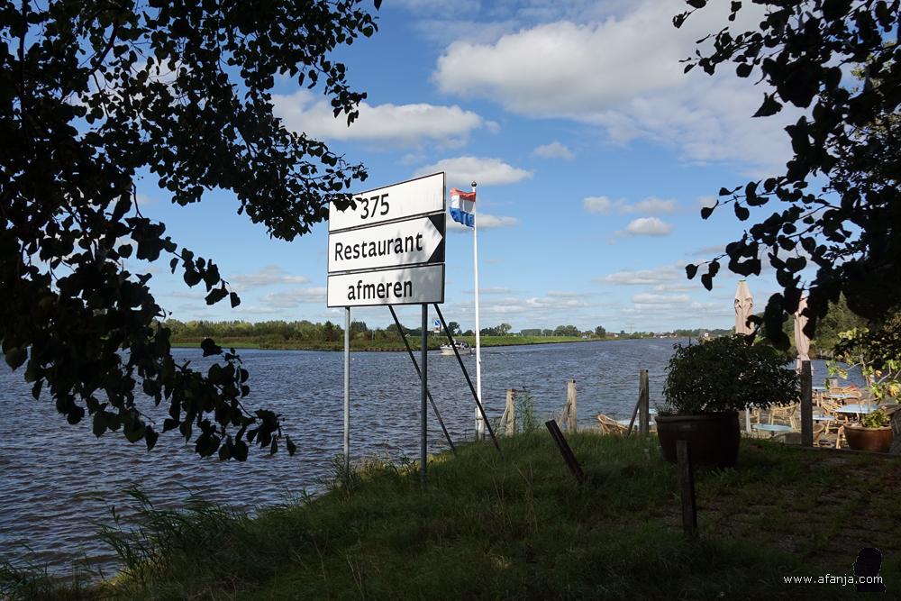 zicht op het Prinses Margrietkanaal met uiterst rechts het terras van het restaurant