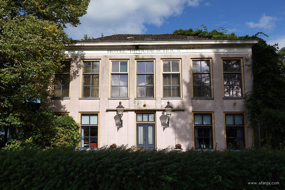 de haveloos uitziende voorgevel van hotel 'De Oude Schouw'