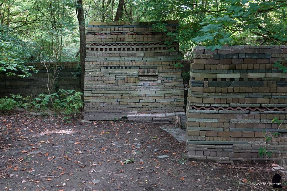 tussen de los gestapelde bouwwerken in de Ecokathedraal bij Mildam