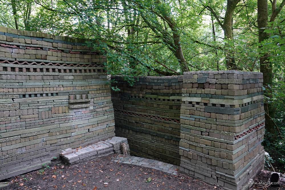 tussen de los gestapelde bouwwerken in de Ecokathedraal bij Mildam