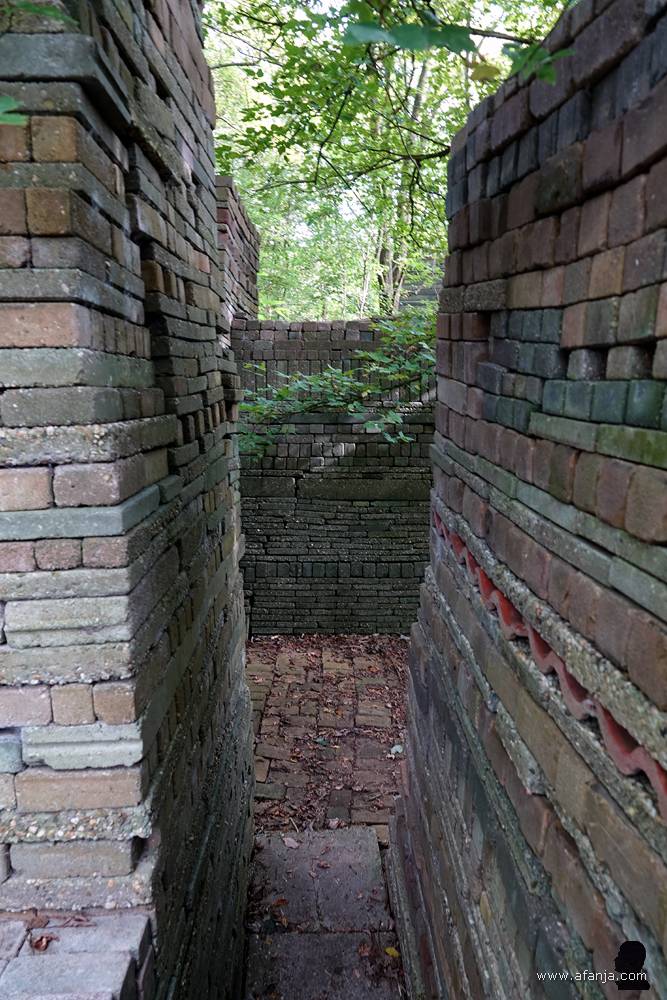 tussen de los gestapelde bouwwerken in de Ecokathedraal bij Mildam