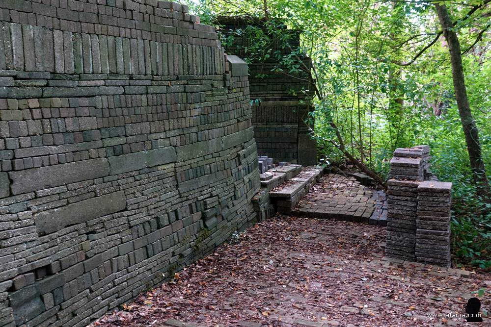 tussen de los gestapelde bouwwerken in de Ecokathedraal bij Mildam