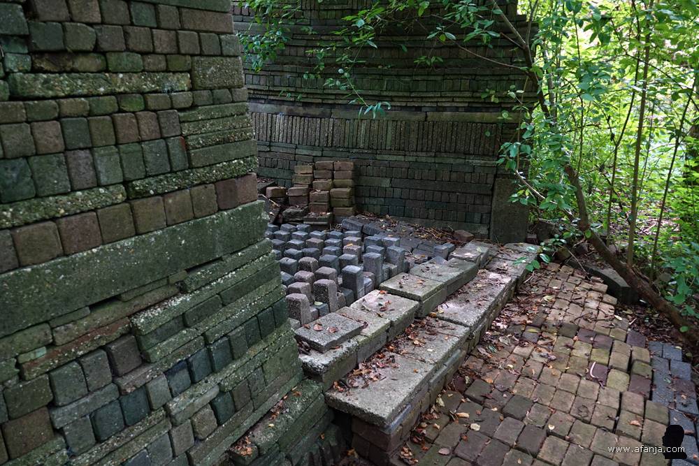 tussen de los gestapelde bouwwerken in de Ecokathedraal bij Mildam