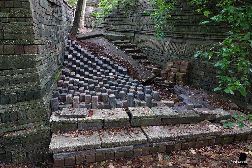 tussen de los gestapelde bouwwerken in de Ecokathedraal bij Mildam
