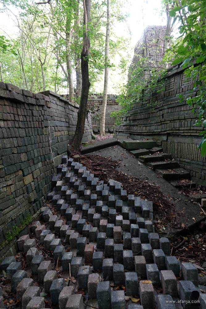 tussen de los gestapelde bouwwerken in de Ecokathedraal bij Mildam