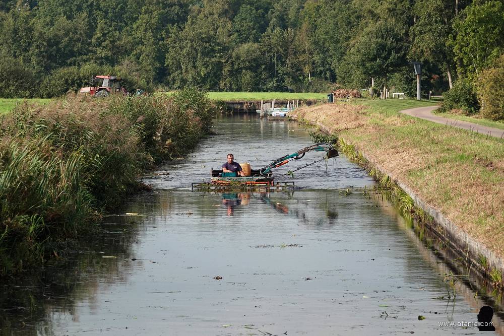 er nadert een vaartuig waarmee de vaart wordt schoongemaakt