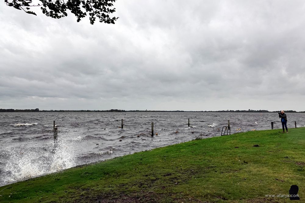 links opspattend water, rechts staat mijn fotomaatje Jetske het woelige water van de Belterwijde te fotograferen