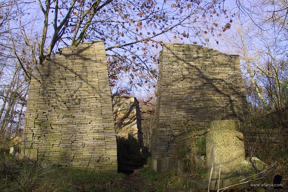 enorme gestapelde bouwwerken in het achterste deel van de Ecokathedraal bij Mildam