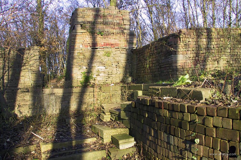 enorme gestapelde bouwwerken in het hoogste deel van de Ecokathedraal bij Mildam