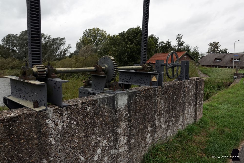 mechanisme van een oude stuw