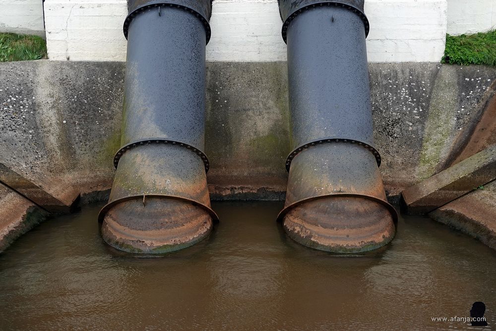 close-up wateruitlaat gemaal Streukelerzijl